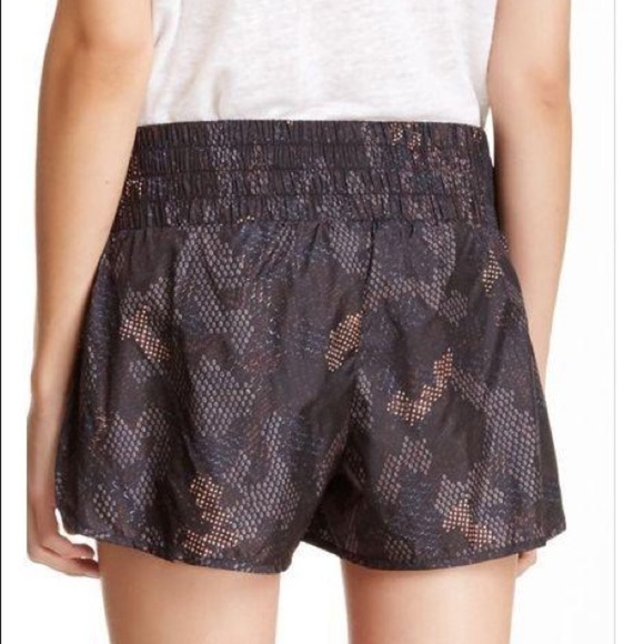 THEORY 38 'HYE' CYLINDER PRINTED NYLON SHORTS - Picture 3 of 8